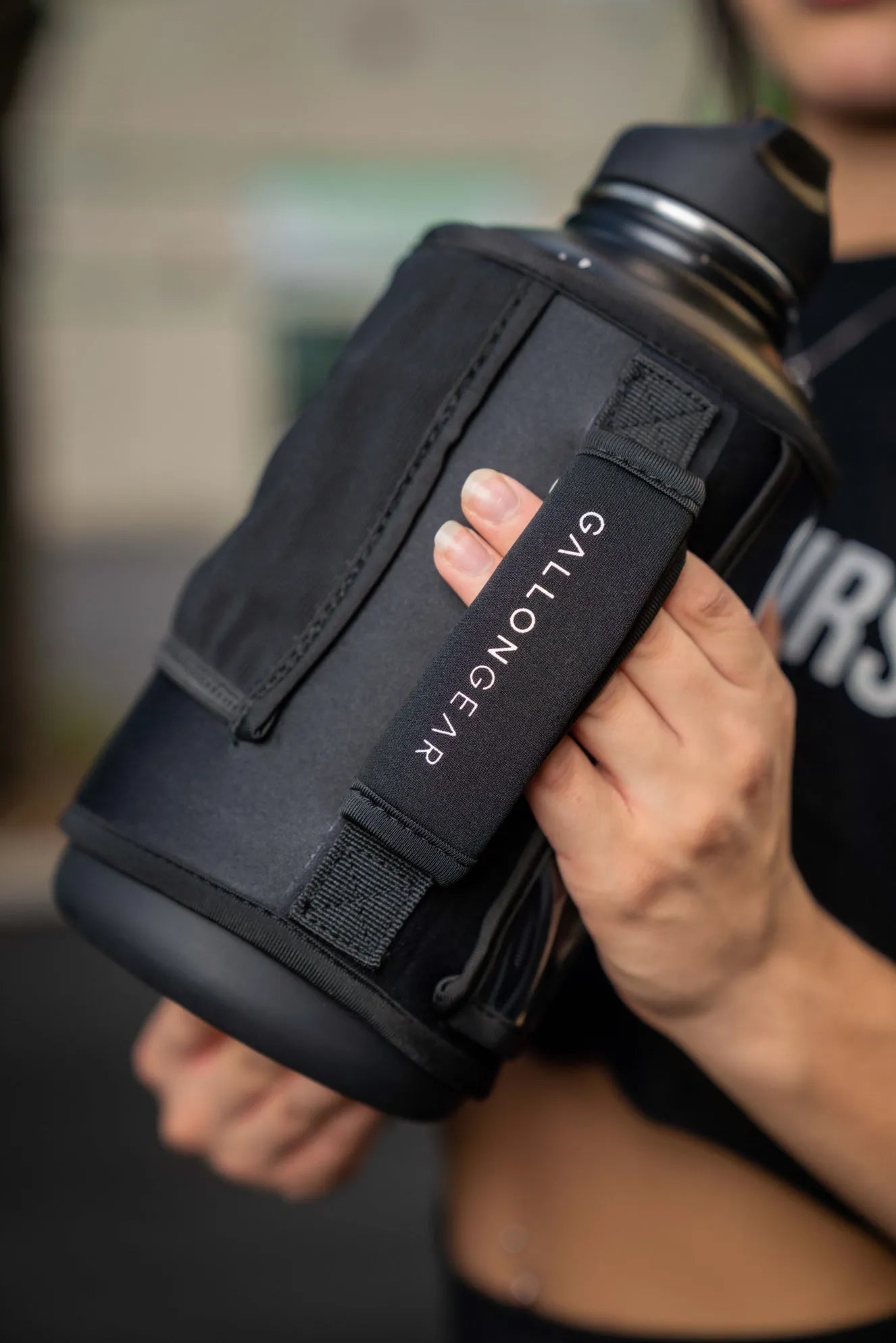 * IN STOCK * 2025 GALLON GEAR STAINLESS STEEL COMBO INSULATED WATER BOTTLE | WITH HANDLE SNAP TOP LID 40 OUNCE | GYM WATER BOTTLE WITH SLEEVE | NEOPRENE SLEEVE WITH CARRYING HANDLE (BLACK BOTTLE/BLACK SLEEVE)