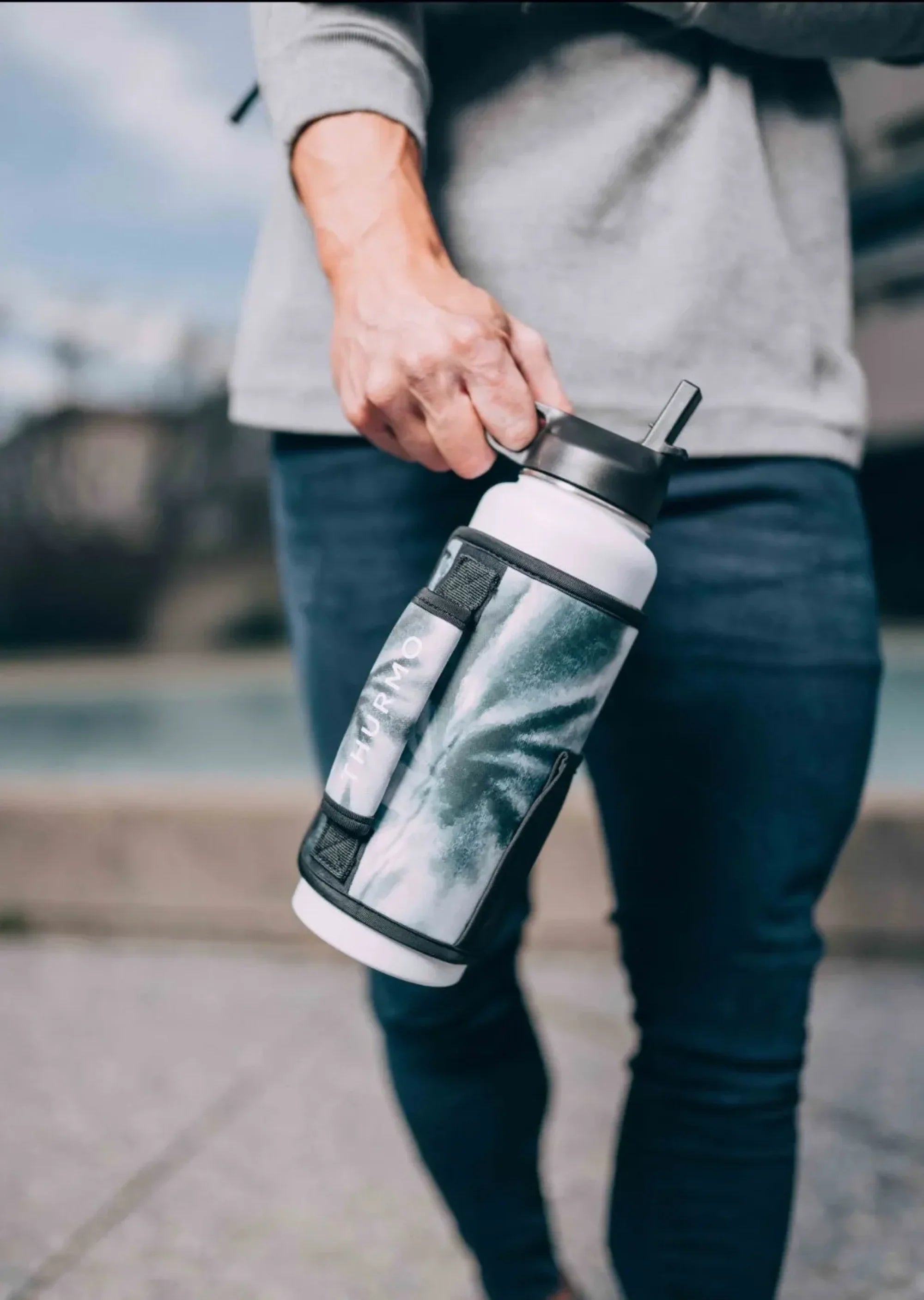 * IN STOCK * 2026 GALLON GEAR STAINLESS STEEL COMBO INSULATED WATER BOTTLE | WITH HANDLE SNAP TOP LID 40 OUNCE | GYM WATER BOTTLE WITH SLEEVE | NEOPRENE SLEEVE WITH CARRYING HANDLE TYE-DYE (BLACK BOTTLE - GREEN/WHITE/BLACK SLEEVE)